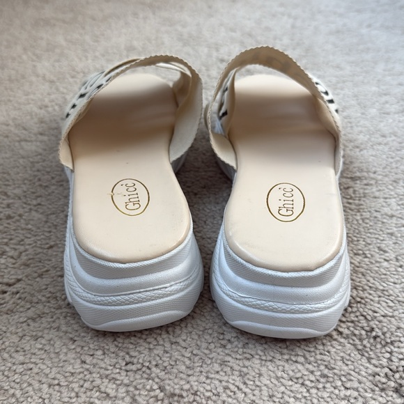 Cute Slides - Dupes - Picture 4 of 5